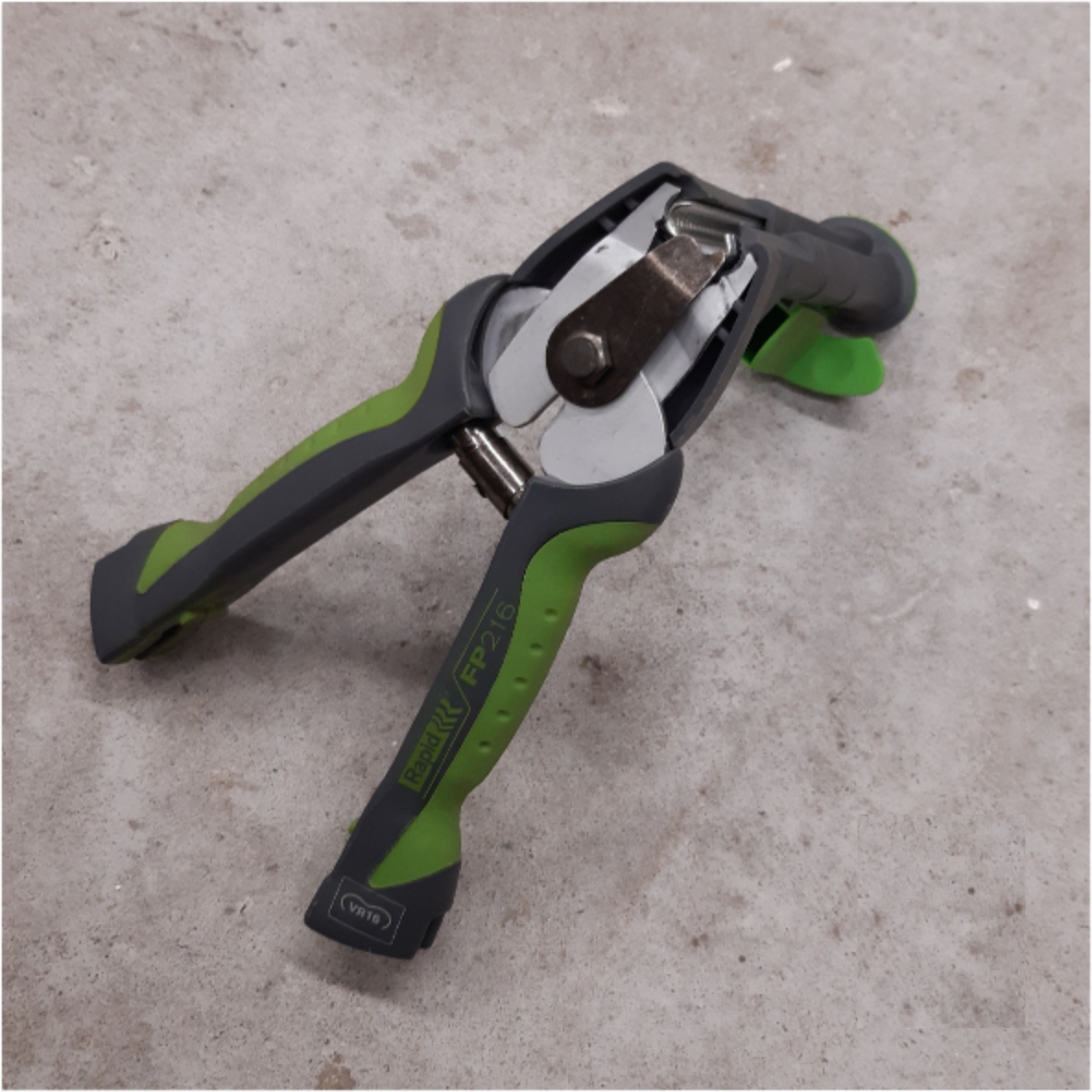 Kramtang 16mm voor het zelf vervaardigen van elastieken en spanners van 6mm dik