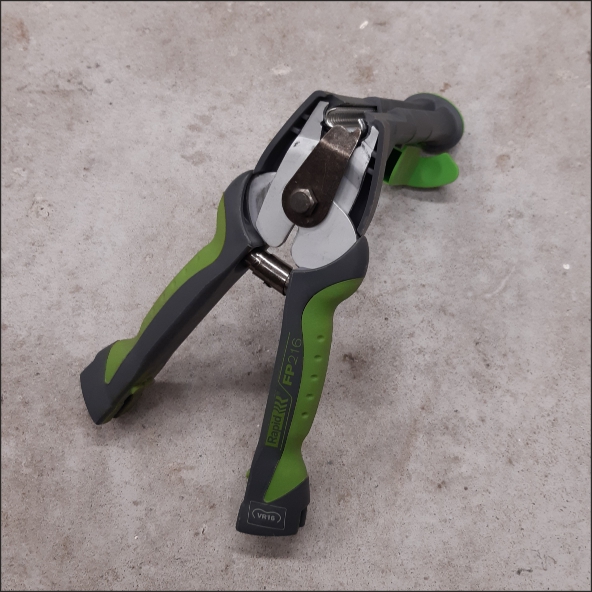 Kramtang 22mm voor het zelf vervaardigen van elastieken en spanners van 8mm dik